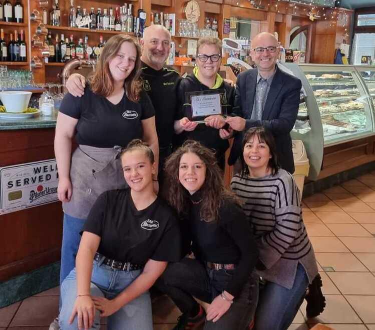 La consegna della targa al bar di San Marcello
