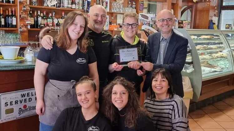 La consegna della targa al bar di San Marcello