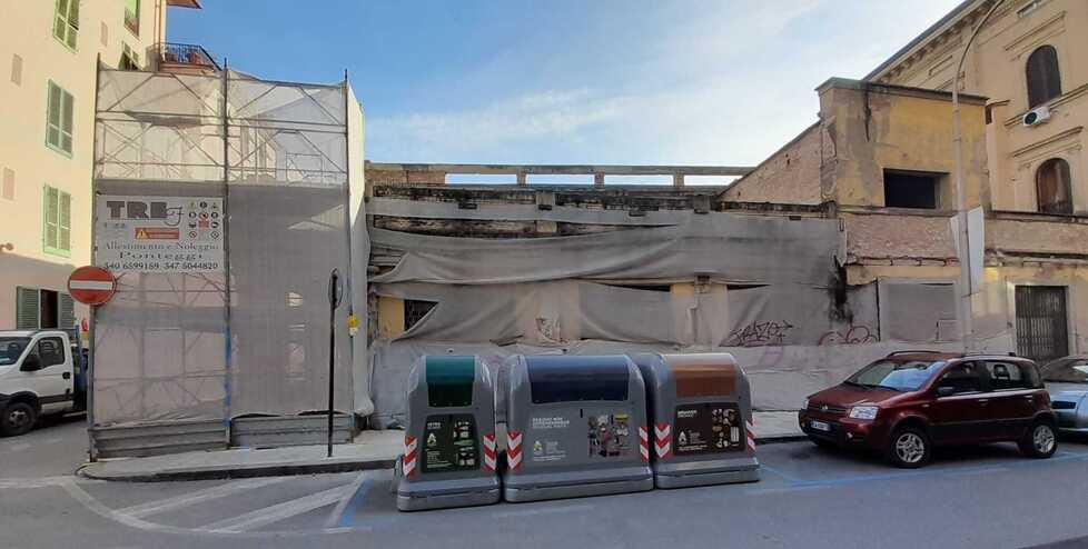 I teloni sopra le impalcature a coprire la facciata dello storico ex cinema Adriano di via San Martino in pieno centro