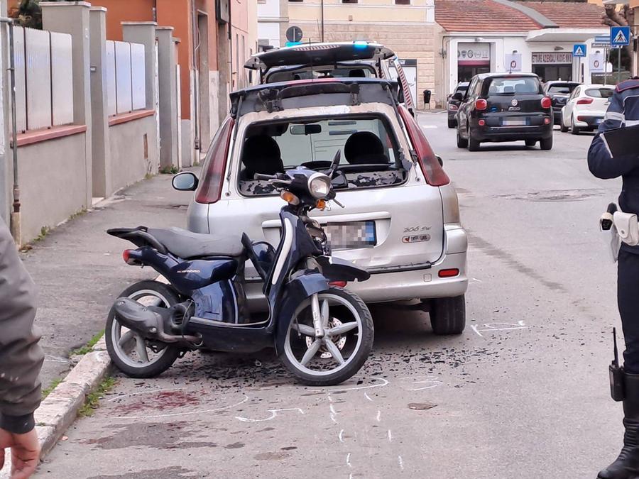 Grosseto: motorino contro auto, sfonda il lunotto con la testa