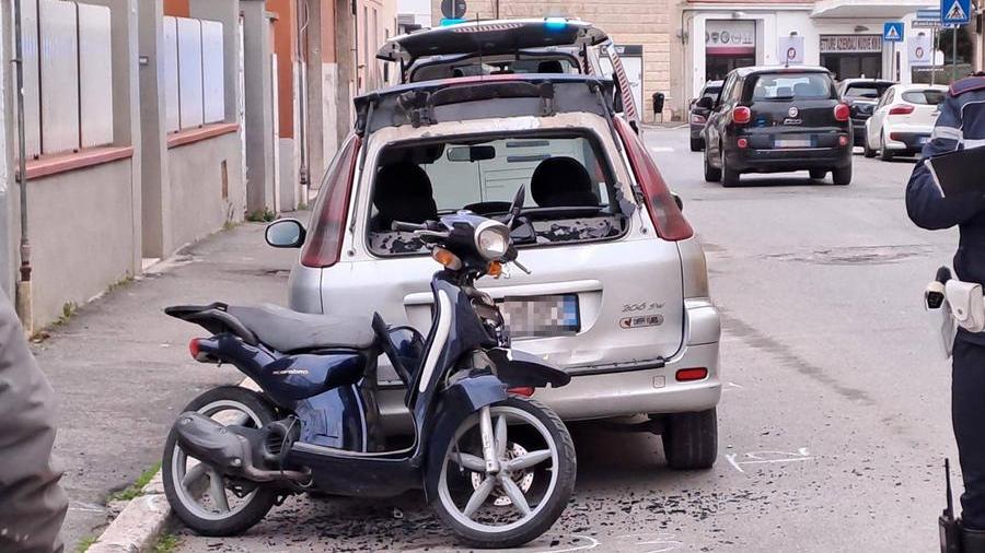 Grosseto: motorino contro auto, sfonda il lunotto con la testa