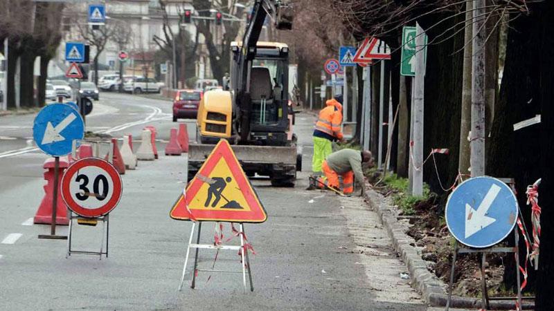 Carrara, buche e marciapiedi a pezzi: boom di richieste danni al Comune