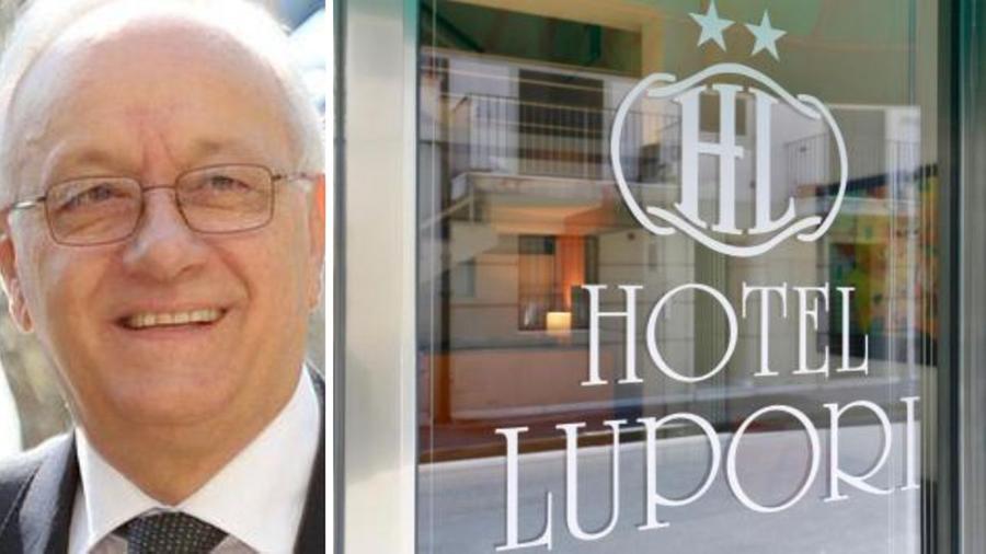 
	Luciano Lupori e l'ingresso dell'hotel di famiglia

