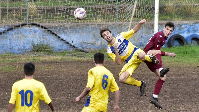 
	Mattia Lepri in acrobazia: &egrave; stato lui a segnare la rete decisiva a Grosseto nel match contro l&rsquo;Invictasauro, firmando il terzo gol personale nelle ultime quattro gare. A soddisfare per&ograve; &egrave; stata la crescita generale dell&rsquo;intera formazione nerazzurra (foto PaBar)

