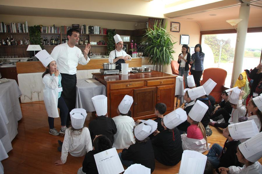 
	Bambini a lezione di cucina (foto di archivio)


