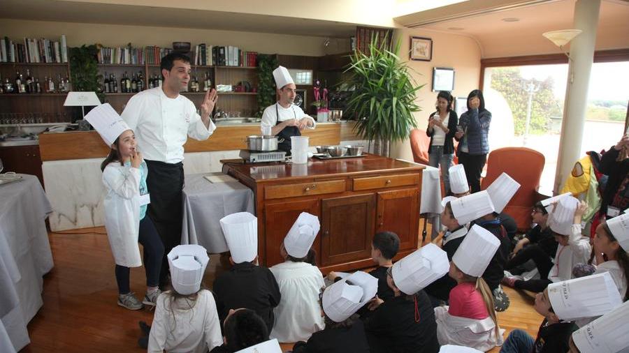Bambini a lezione di cucina (foto di archivio)