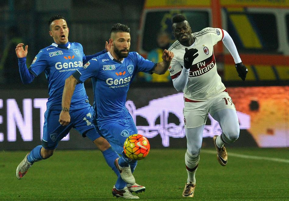M’Baye Niang con la maglia del Milan impegnato in una partita contro l’Empoli. L’attaccante ha risolto il contratto con i turchi dell’Adana Demirspor