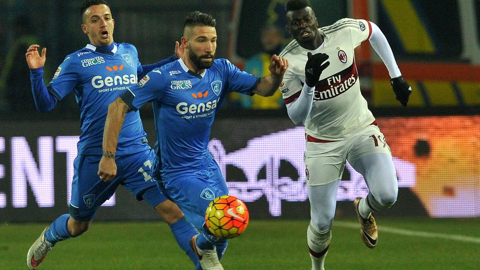 M’Baye Niang con la maglia del Milan impegnato in una partita contro l’Empoli. L’attaccante ha risolto il contratto con i turchi dell’Adana Demirspor