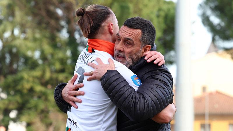 Mister Baiano che viene abbracciato dopo la vittoria (foto Nucci)