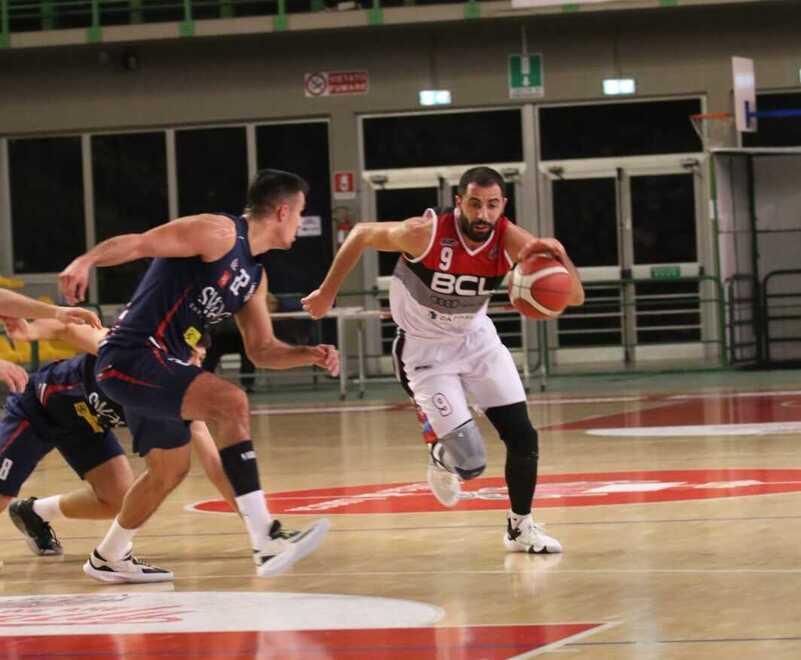 Andrea Barsanti, capitano del Bc Lucca, classe 1986, 82 kg per un metro e 83. Gioca guardia/play e ha un importante trascorso nella pallacanestro delle serie inferiori in molte squadre della penisola