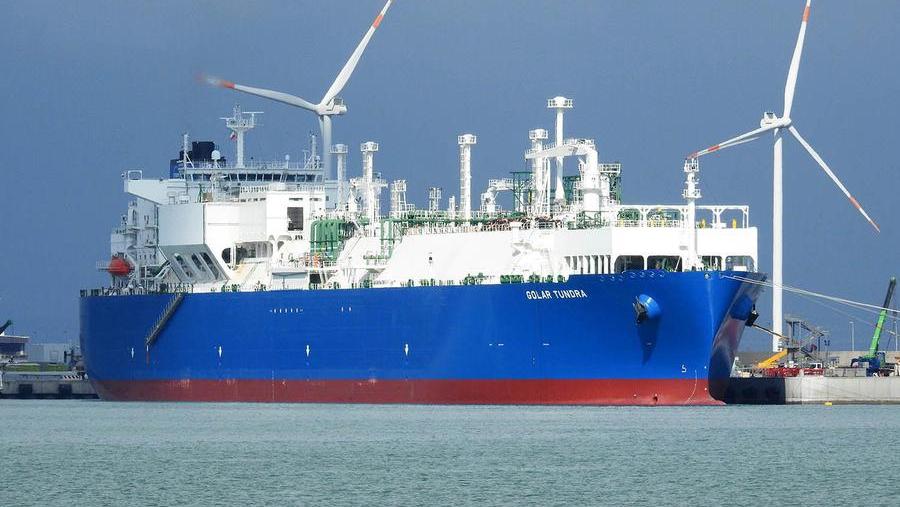 La nave rigassificatore Golar Tundra ormeggiata nel porto di Piombino (foto Paolo Barlettani)