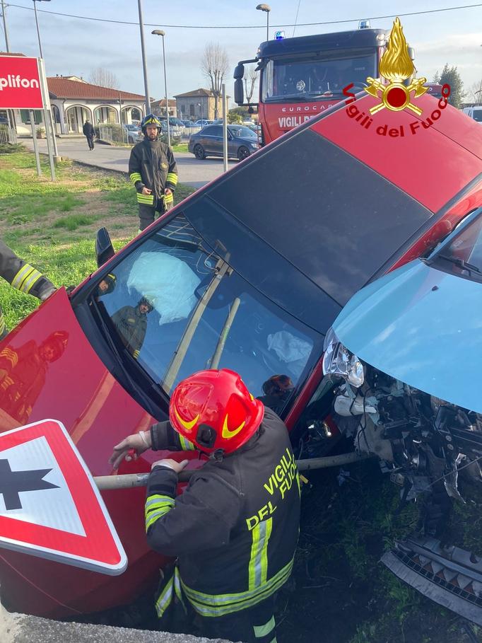 Capannori, schianto tra auto finite in un fosso
