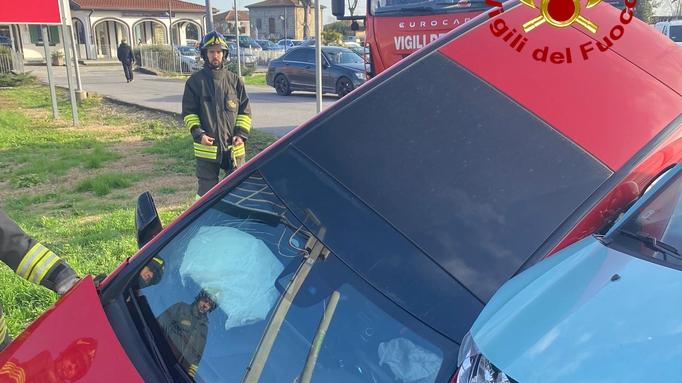Capannori, schianto tra auto finite in un fosso