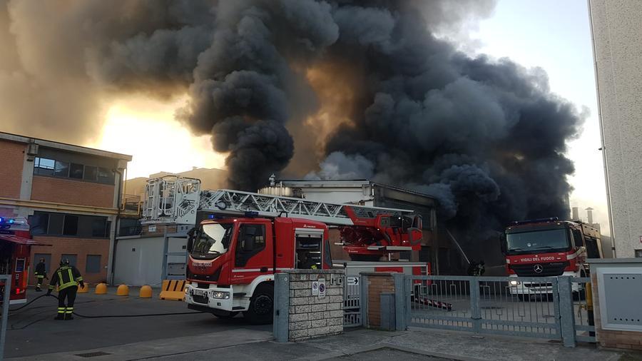 Modena, vasto incendio in via del Mercato