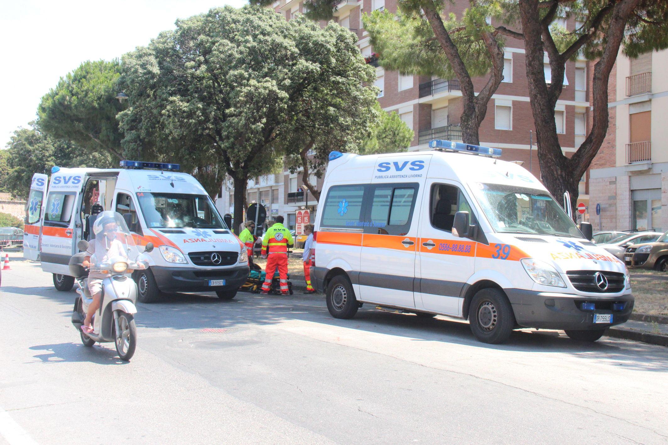 Due ambulanze in viale degli Avvalorati (foto d'archivio)