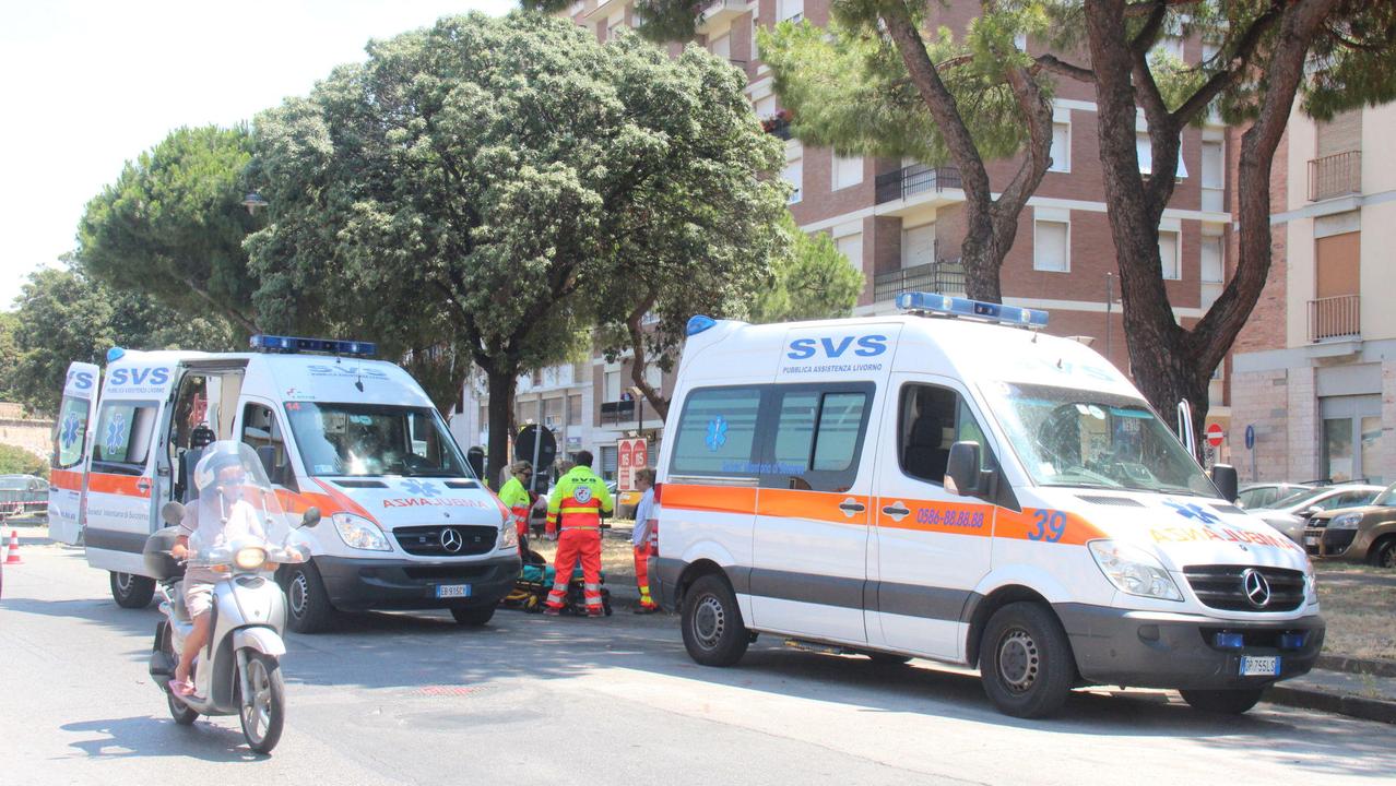 Due ambulanze in viale degli Avvalorati (foto d'archivio)