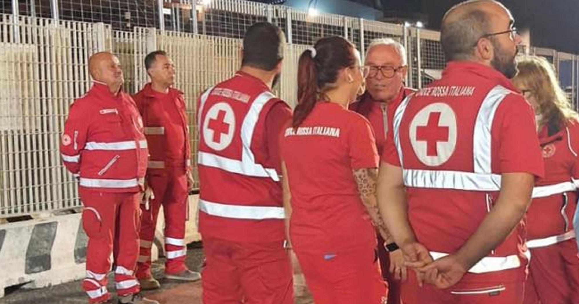 Volontari della Croce rossa sul porto di Livorno (foto d'archivio)