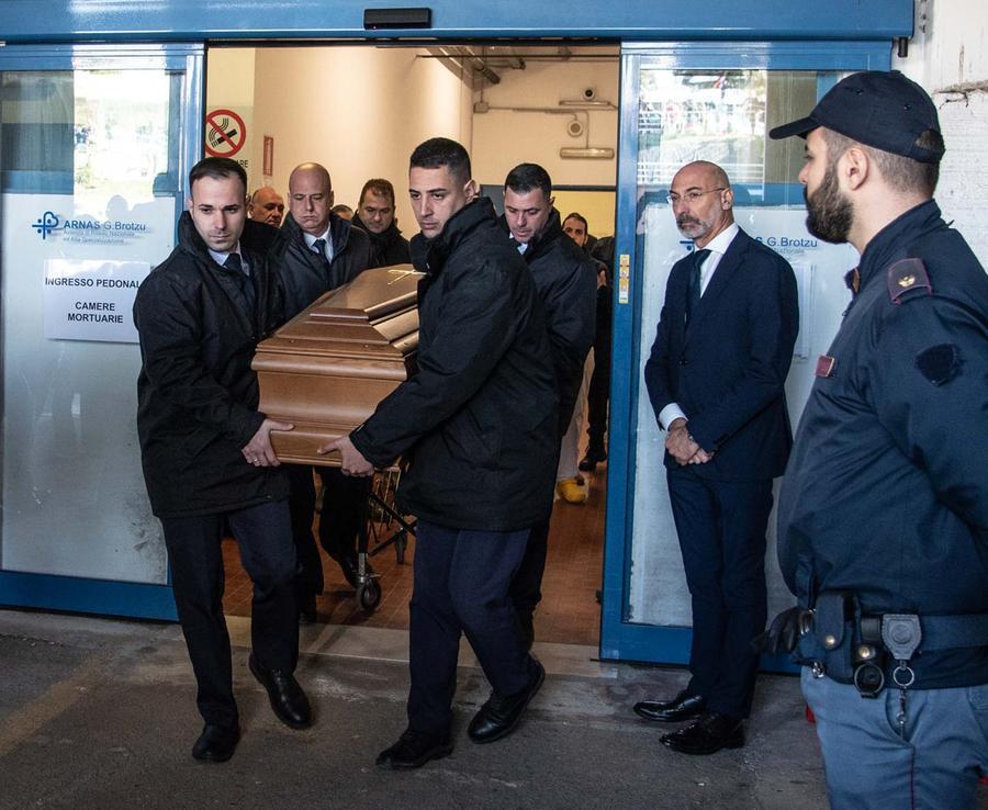 
	La bara di Gigi Riva trasferita nella camera ardente allestita all'Unipol Domus <em>(foto Mario Rosas)</em>

