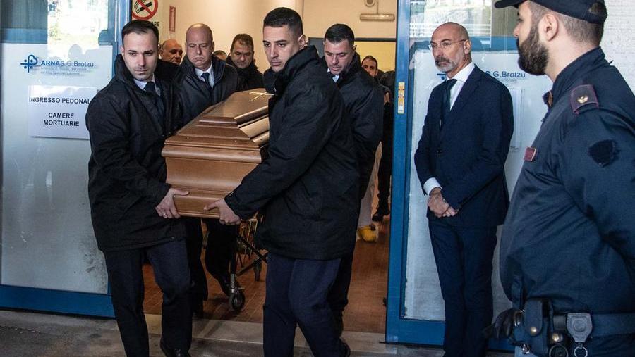 La bara di Gigi Riva trasferita nella camera ardente allestita all'Unipol Domus <em>(foto Mario Rosas)</em>