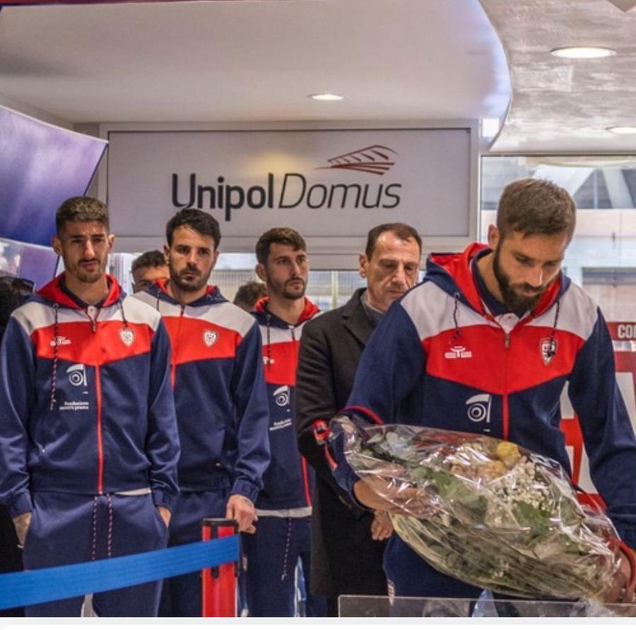 
	Pavoletti deposita un mazzo di fiori sulla bara di Gigi Riva

