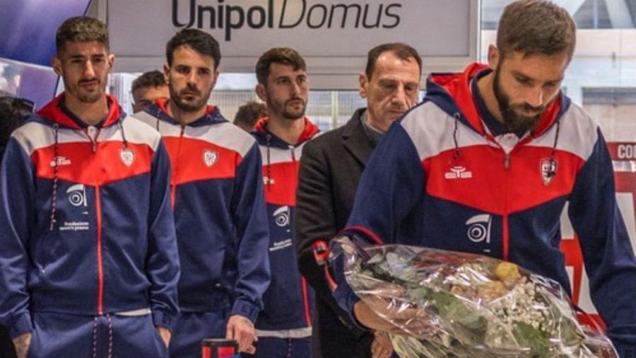 Pavoletti deposita un mazzo di fiori sulla bara di Gigi Riva