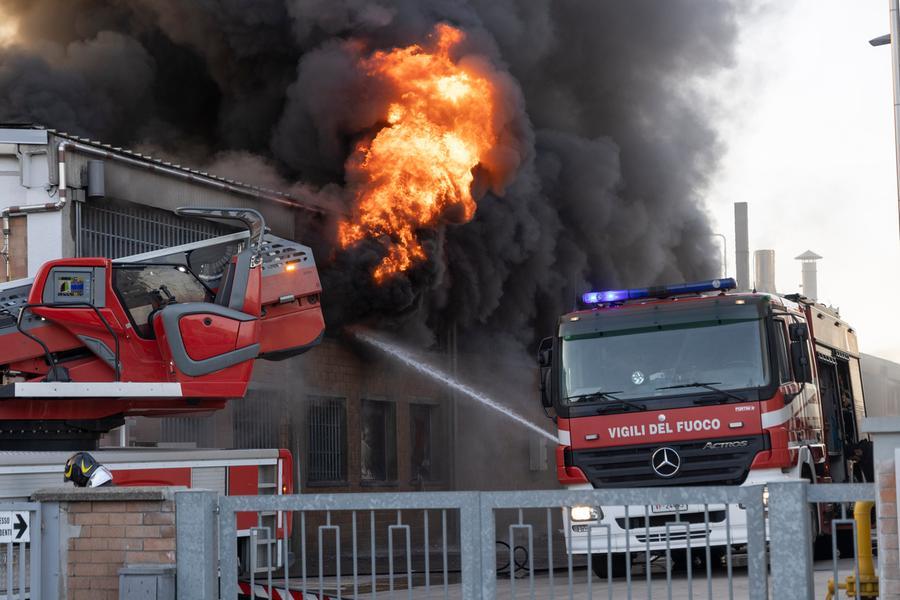 Modena, fuoco nel reparto produttivo: devastato lo stabilimento Crm
