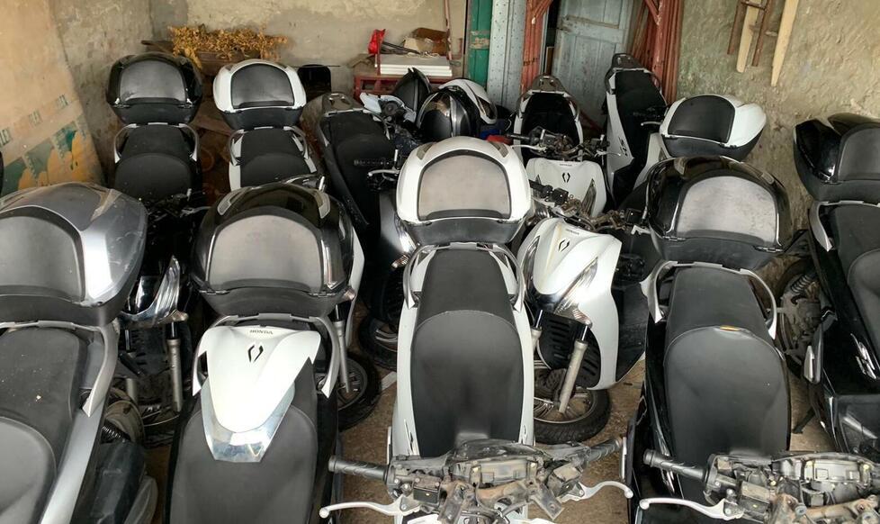 Il sequestro dei motorini in un casolare di Latignano (nel comunedi Cascina)