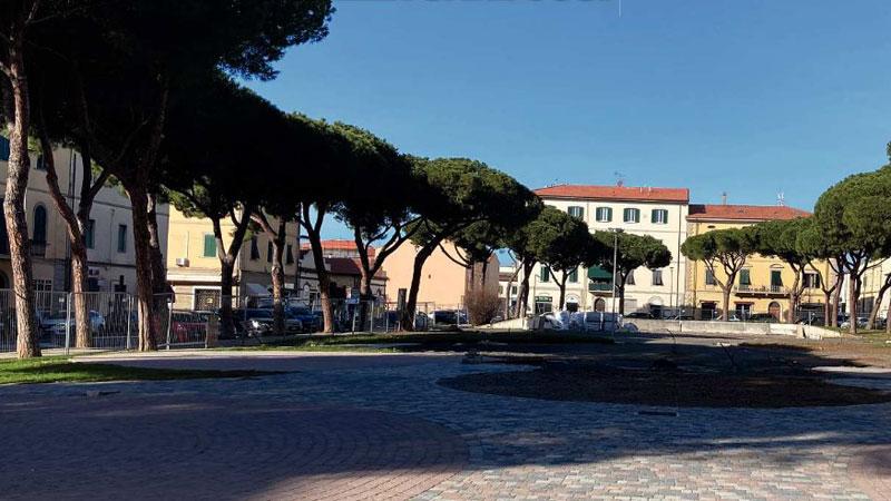 Piazza Carducci come appare oggi: i lavori di pavimentazione sono quasi ultimati e da domani il cantiere riprenderà per completare l’intervento di riqualificazione complessiva dell’area (foto Michele Falorni/Silvi)