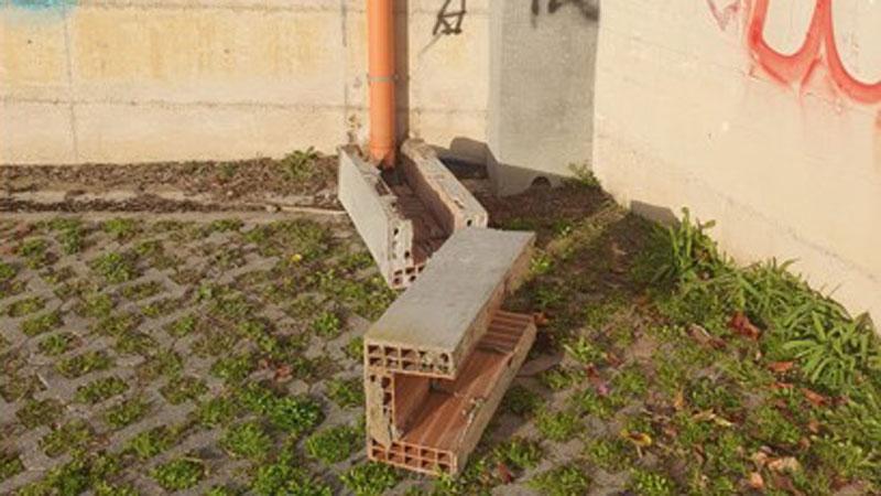 La copertura in laterizio crollata nel parcheggio di via della Fiera a Riotorto sulla quale si stava arrampicando il bambino rimasto ferito