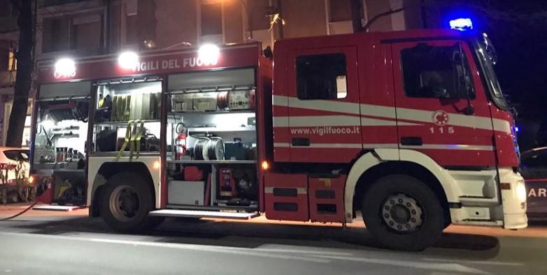Montecchio, la sigaretta nel barbecue scatena l’incendio sul balcone