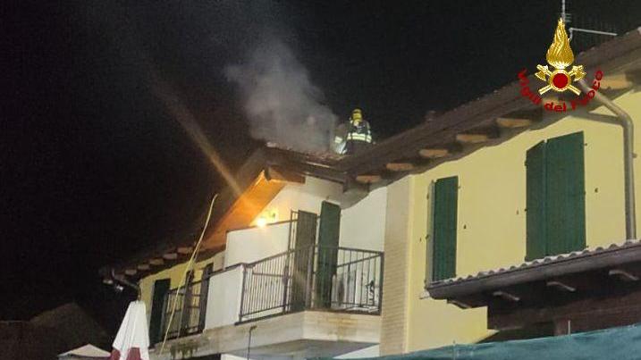 Montecchio, brucia il tetto: padrone di casa in ospedale
