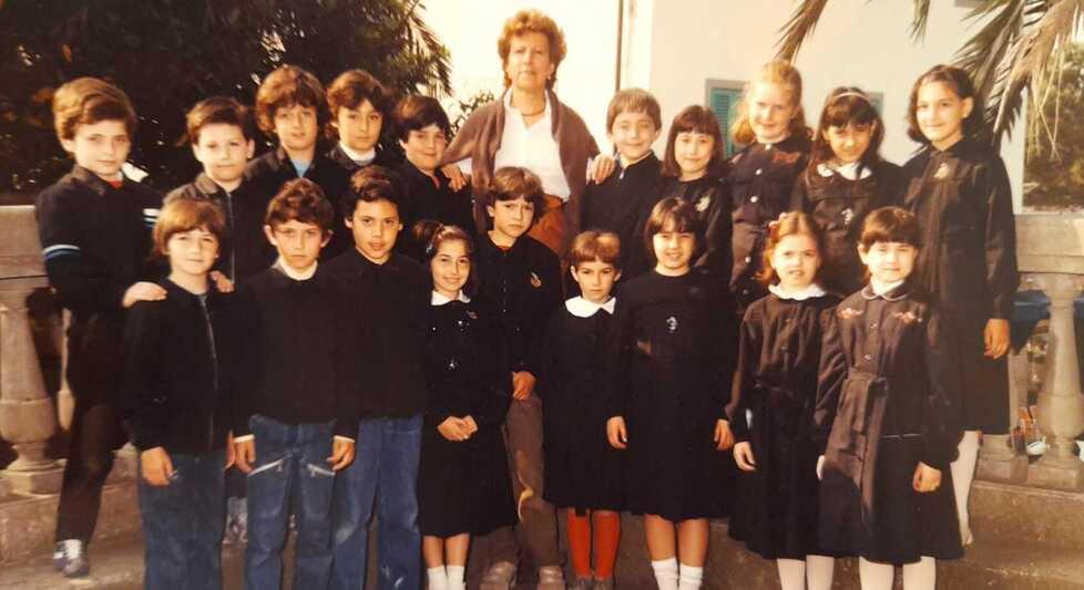 La classe 1ª D della scuola elementare Carducci 1981/’86 insieme alla maestra Lina Spreafichi