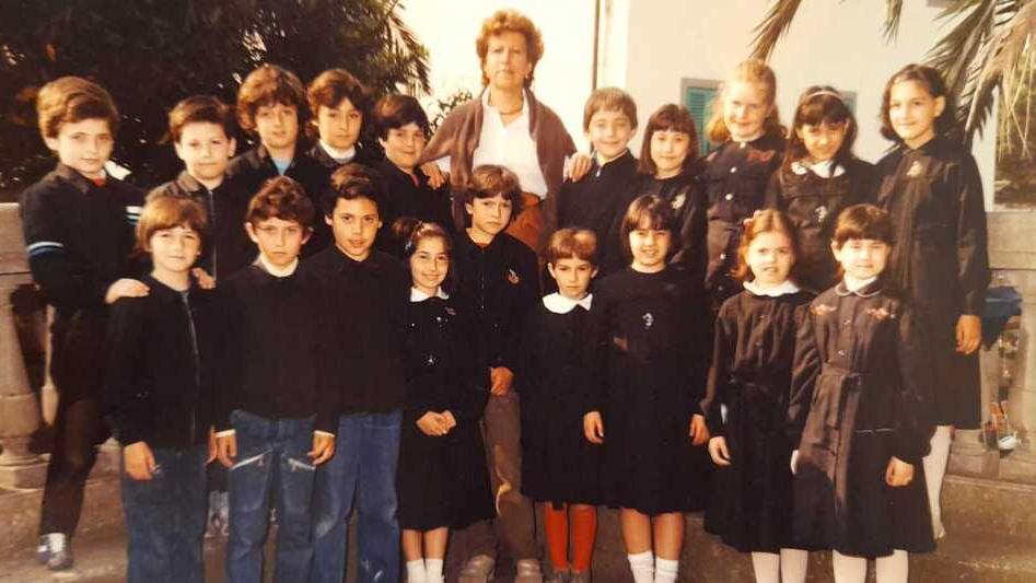 La classe 1ª D della scuola elementare Carducci 1981/’86 insieme alla maestra Lina Spreafichi