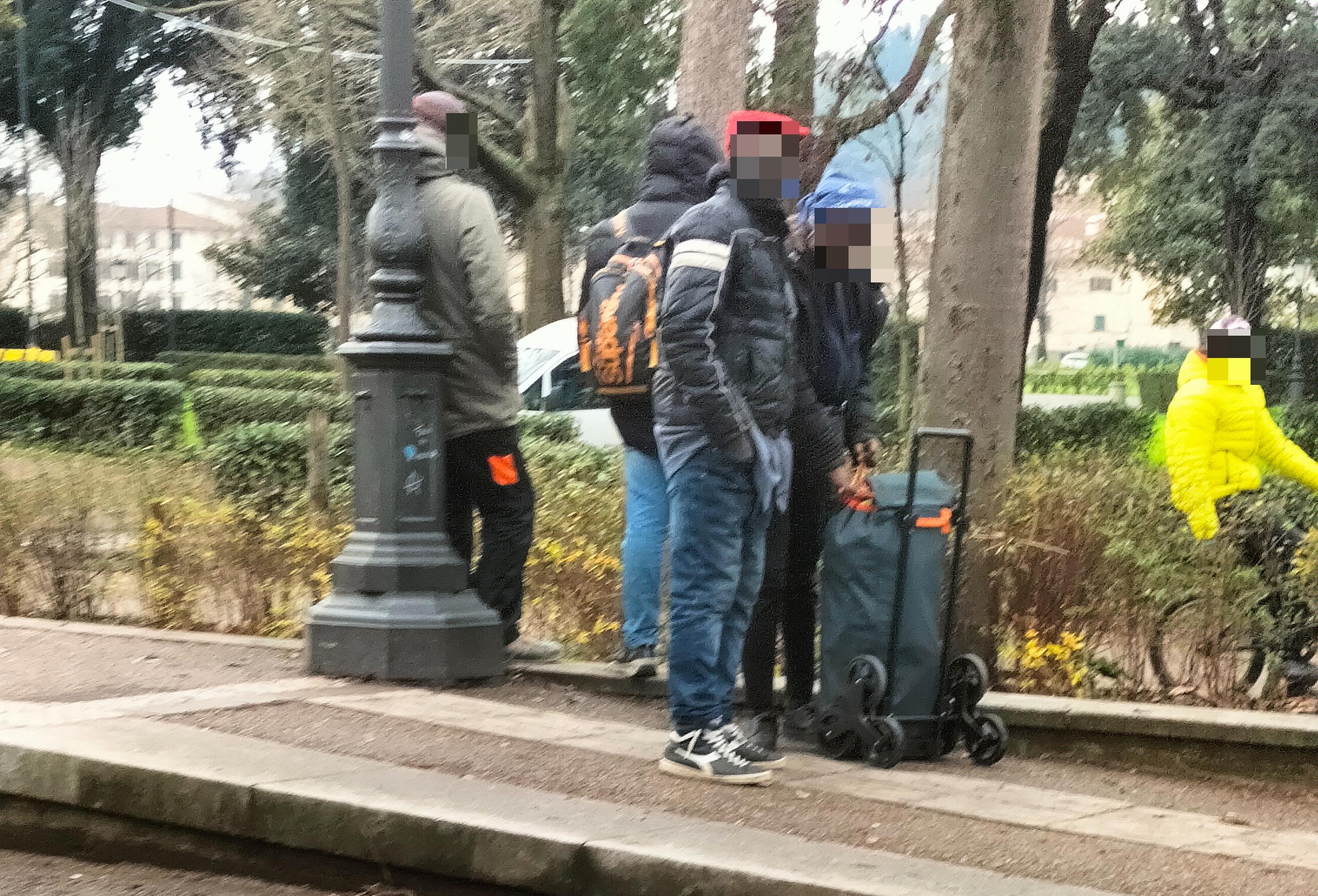 Alcuni venditori abusivi muniti di trolley per la vendita di oggetti e abbigliamento