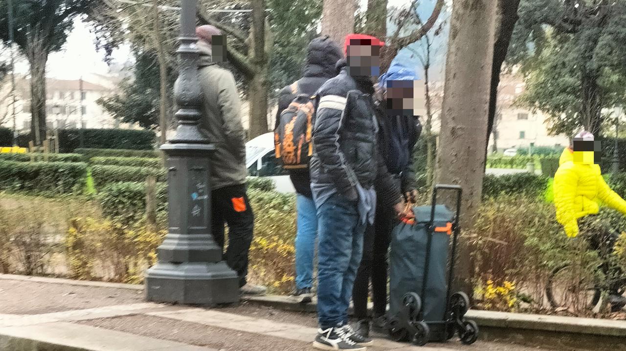 Alcuni venditori abusivi muniti di trolley per la vendita di oggetti e abbigliamento
