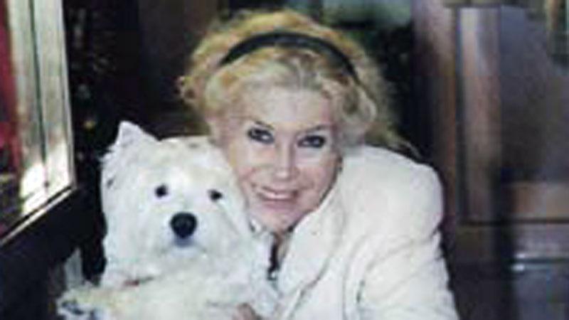 Una storica immagine di Franca Suzzi, per tutti Susy come aveva chiamato il suo negozio, insieme al suo cagnolino che con lei accoglieva i clienti nella boutique di viale IV Novembre