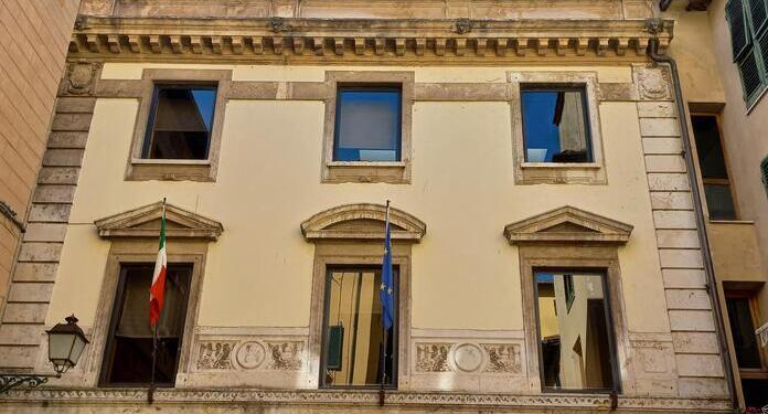L'ingresso della Camera di commercio da Corte Campana