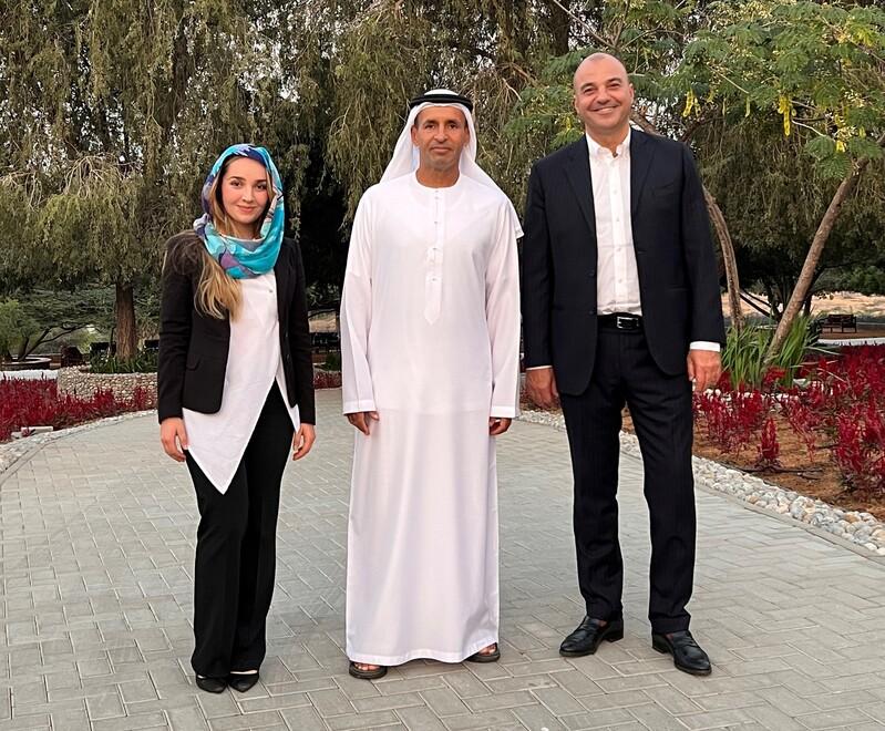Il maestro d’olio Fausto Borella, una sua collaboratrice e al centro Sa’ud Bin Saqr Al-Qasimi, governatore di Ras al Khaimah negli Emirati Arabi Uniti: lo sceicco ha nominato Borella responsabile per la produzione dell’olio arabo