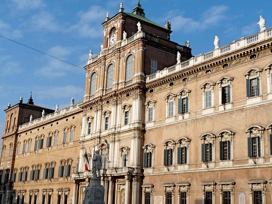 Insulti sessisti all’Accademia di Modena: “Lavate i genitali ai cavalli”. Indagato un ufficiale