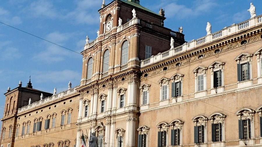 Insulti sessisti all’Accademia di Modena: “Lavate i genitali ai cavalli”. Indagato un ufficiale