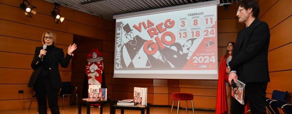 Marialina Marcucci mentre presenta il programma del Carnevale di Viareggio al Teatro Dal Verme di Milano