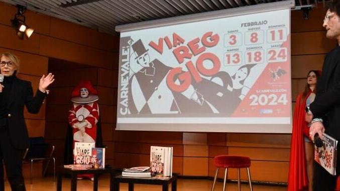 Marialina Marcucci mentre presenta il programma del Carnevale di Viareggio al Teatro Dal Verme di Milano
