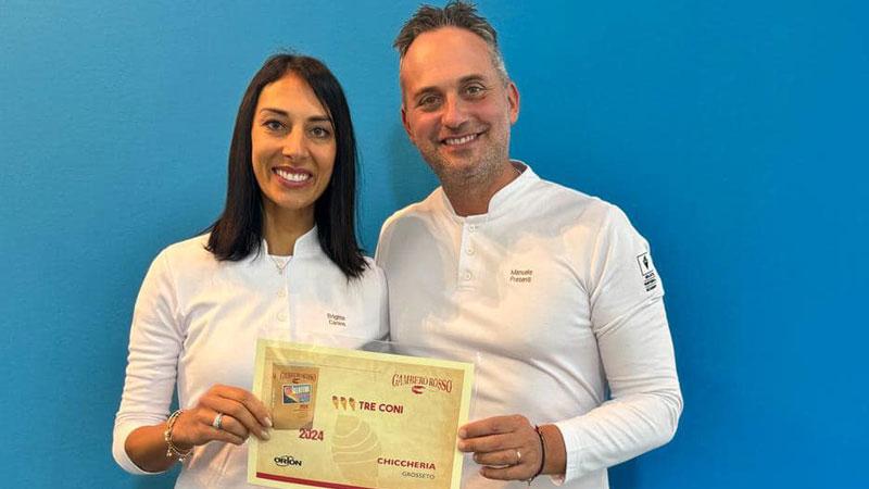 A Rimini Manuele Presenti e la moglie Brigitte Canins ricevono i tre coni sul palco