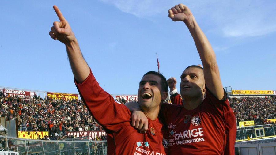 David Balleri con l’amico Cristiano Lucarelli sotto la curva nord (archivio Pentafoto)