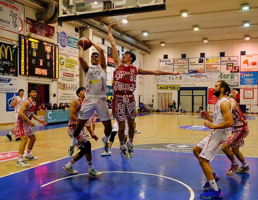 Niccolò  Pistolesi a canestro (foto Michele Falorni/Silvi)