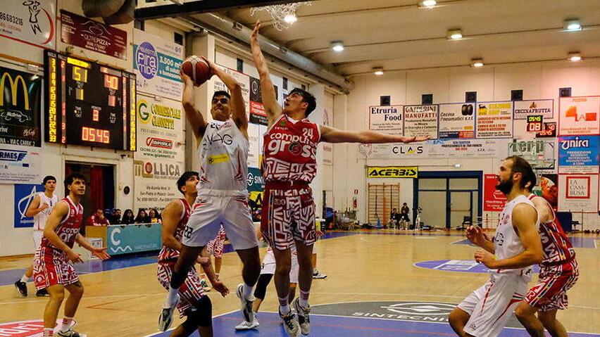 Niccolò Pistolesi a canestro (foto Michele Falorni/Silvi)