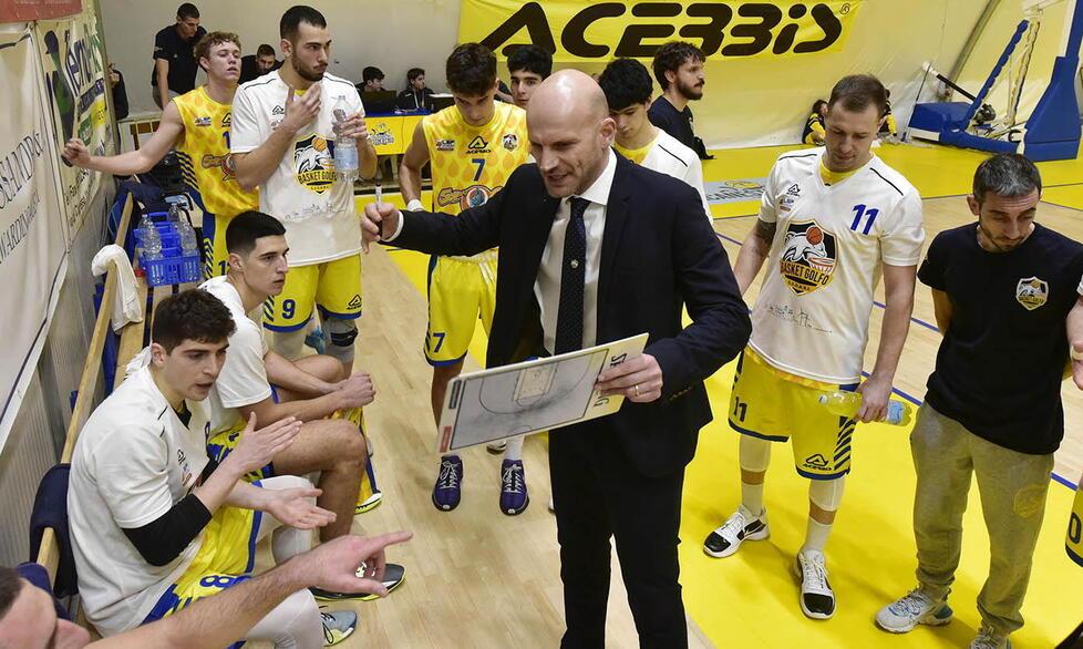Un timeout di coach Damiano Cagnazzo (foto Paolo Barlettani)