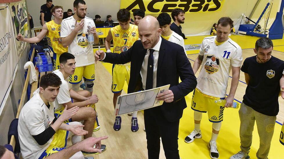 Un timeout di coach Damiano Cagnazzo (foto Paolo Barlettani)
