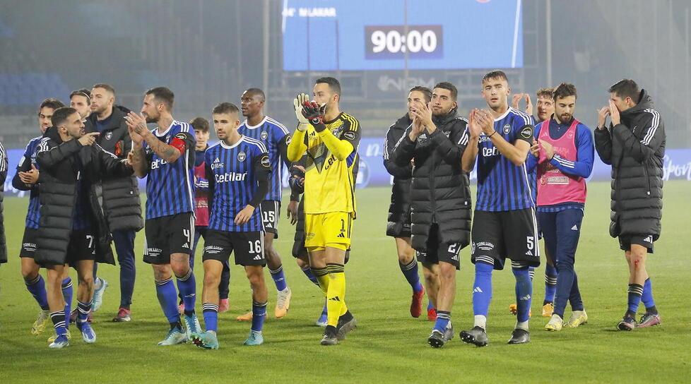 Il saluto del Pisa ai suoi tifosi al termine della partita vinta contro l’Ascoli all’Arena