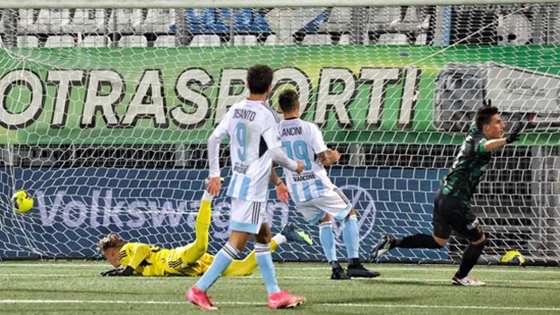 L'attaccante Daniel Fossati esulta dopo il gol messo a segno in casa della Virtus Entella nella sfida di Coppa Italia